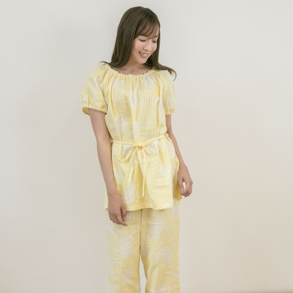 パジャマを着ている女性立ち姿